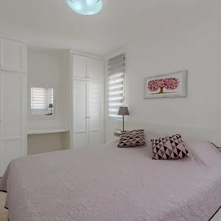 דירה Townhouse Three Bedrooms Paraiso אדחה